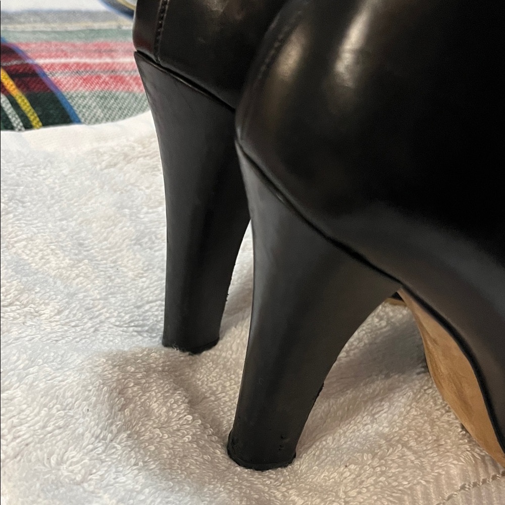 Gucci Black Heels with Gold Logo and Stripes - Picture 6 of 9